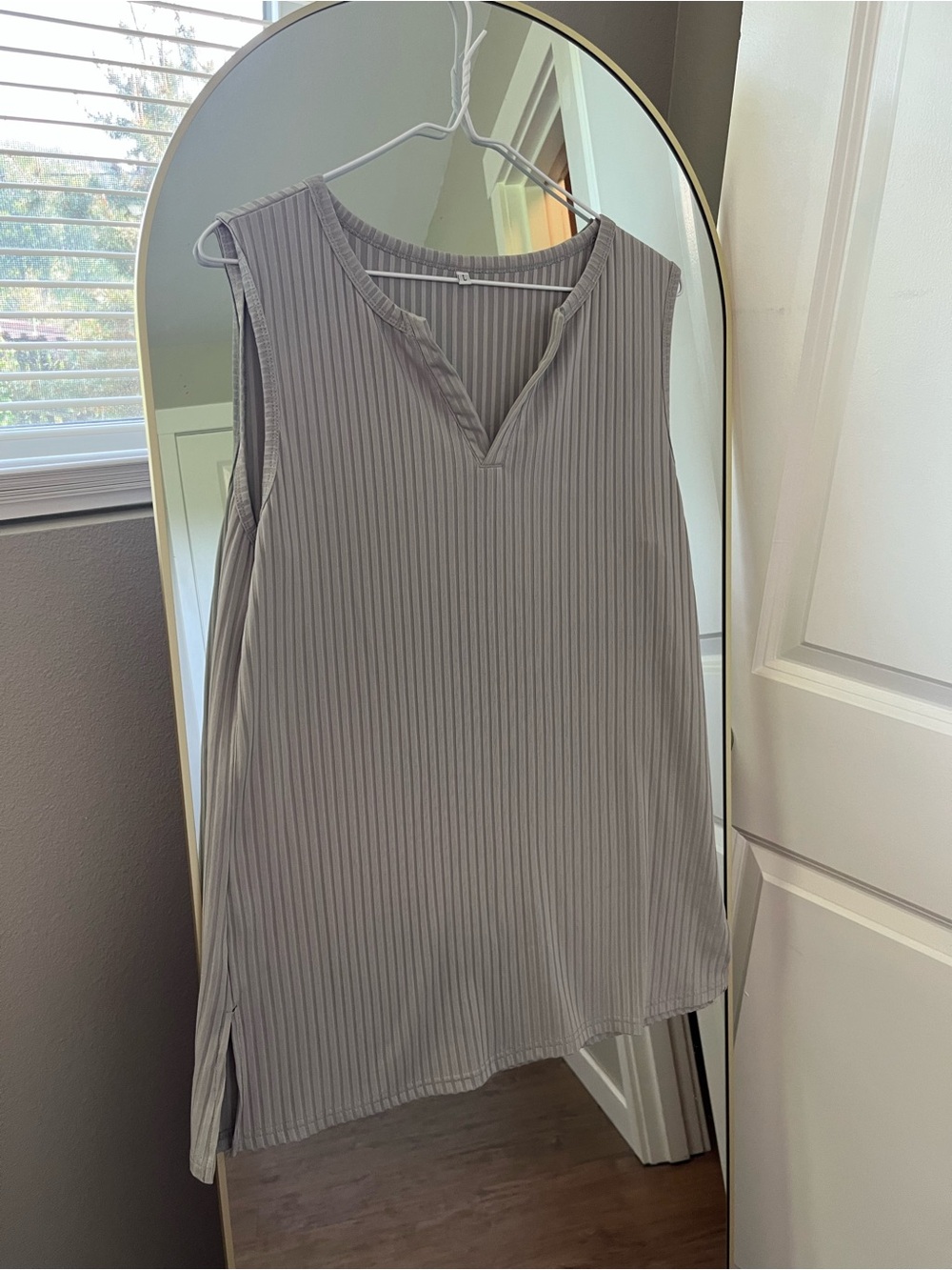 Sleeveless Ribbed V-Neck Top size large